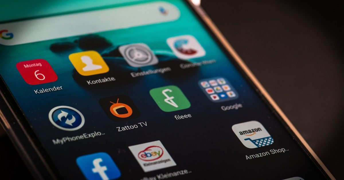 笔趣阁在线阅读 App 主界面上手持手机展示书架列表与正在阅读的章节正文，青绿色界面在自然光下清爽通透