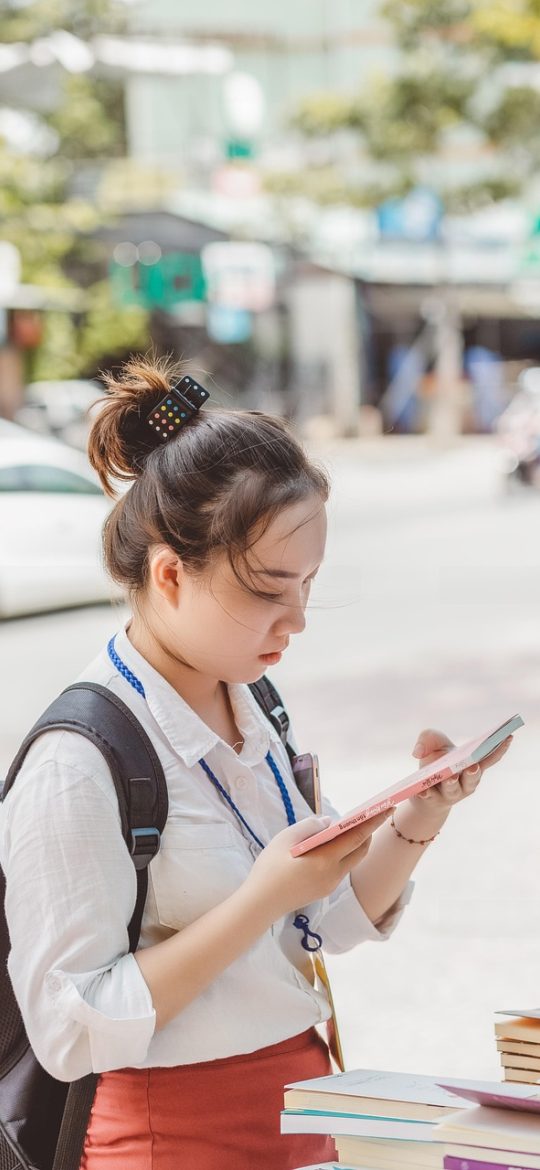 笔趣阁在线阅读 App 正文阅读界面截图，米黄色背景配宋体正文，底部显示章节进度与翻页控制条